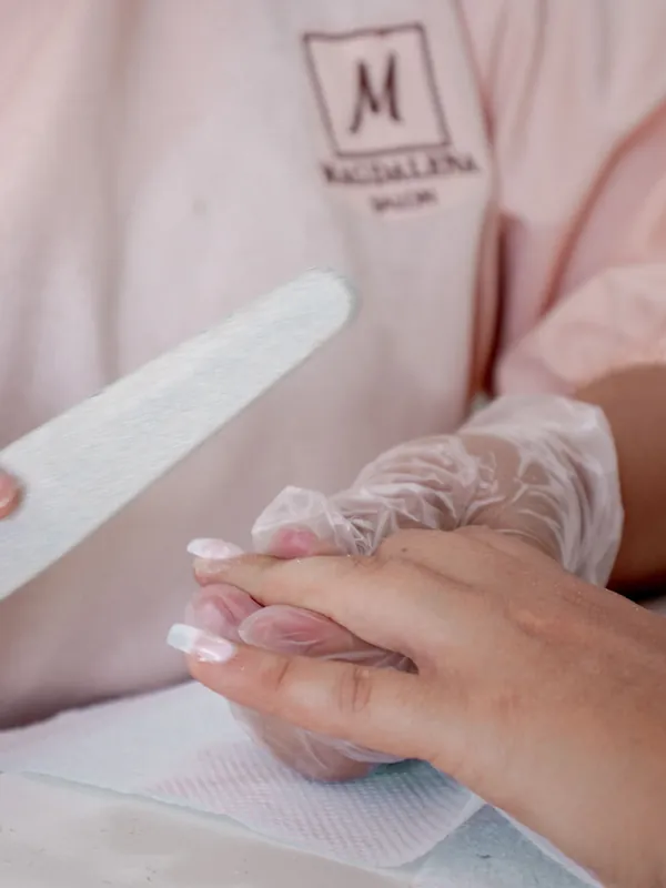 Thợ nail Đặng Mỹ Hoa đang làm việc