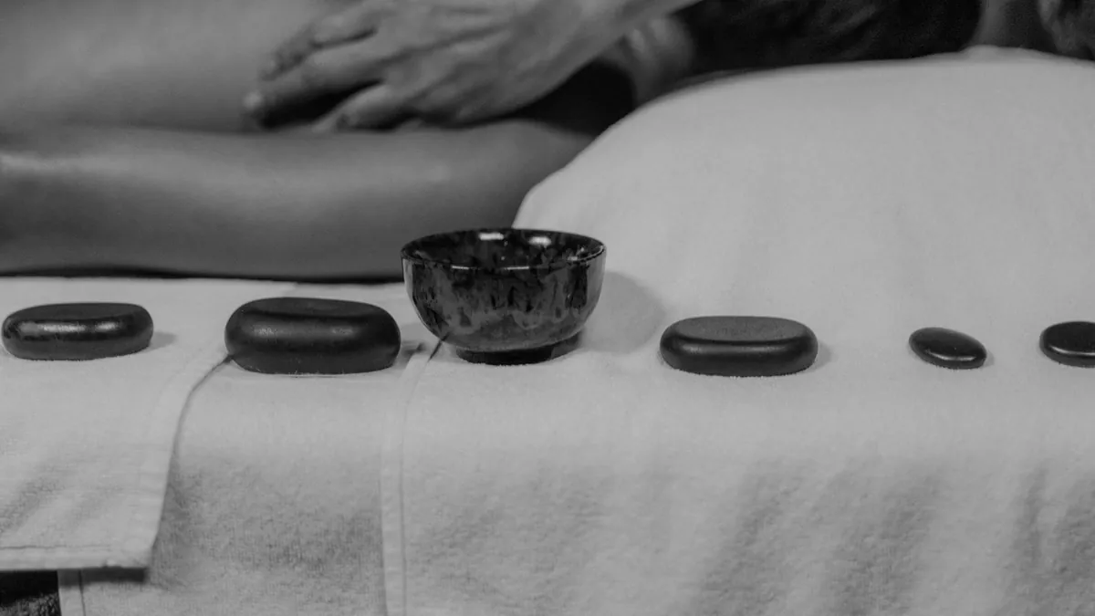Đá massage xếp trên bàn gỗ