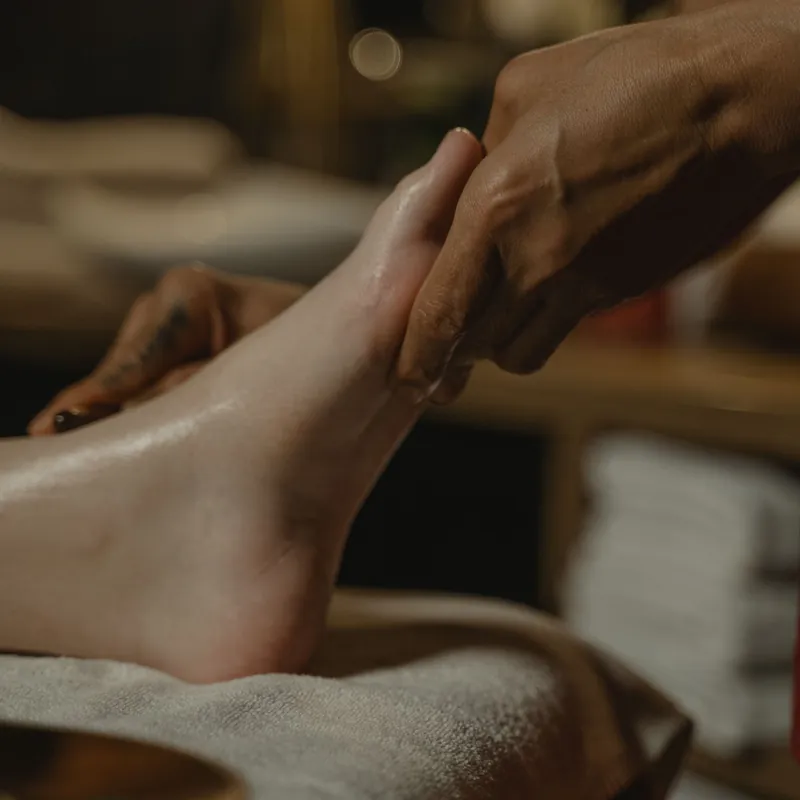 Massage chân trong ánh sáng ấm