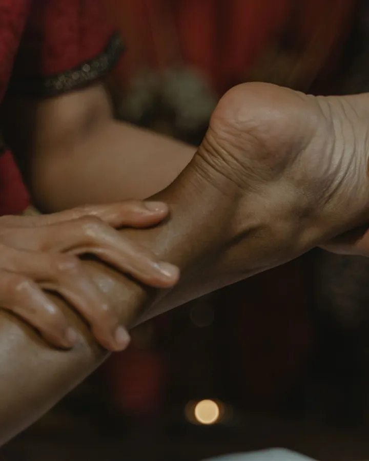 Massage chân với tinh dầu