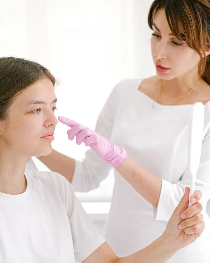 Chuyên viên tư vấn tình trạng da cho khách