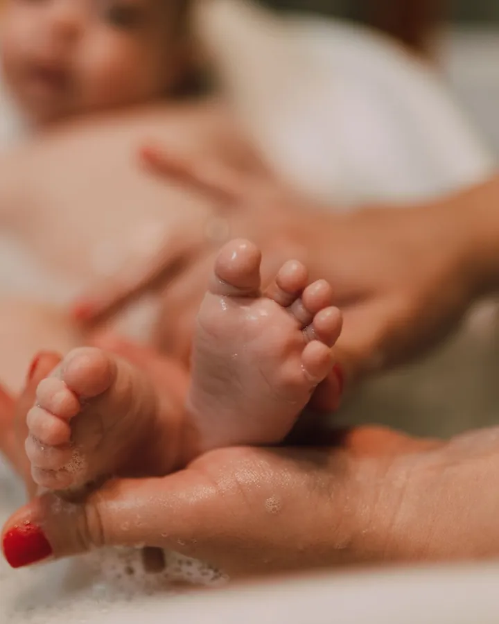Massage bàn chân em bé