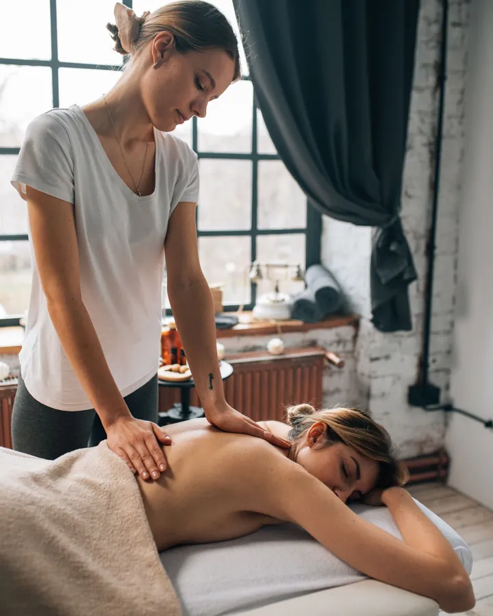 Kỹ thuật viên massage lưng cho khách