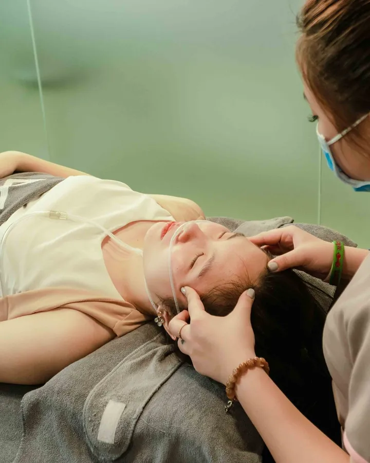Kỹ thuật viên massage đầu cho khách