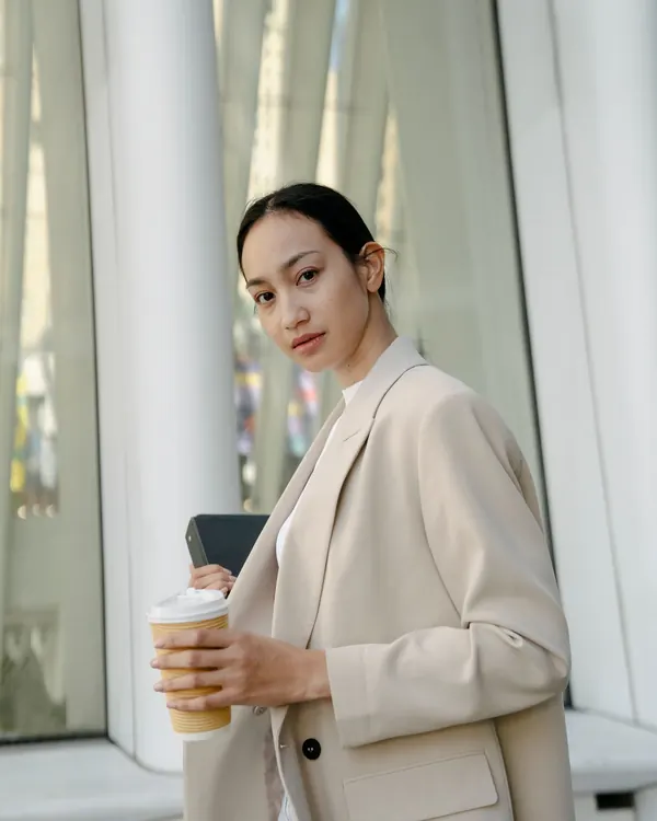 Người mẫu mặc blazer linen dáng suông