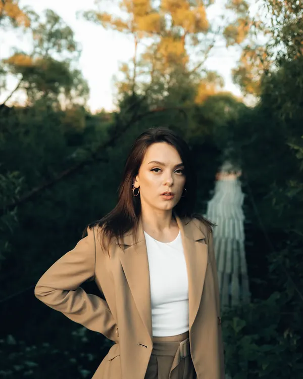 Người mẫu mặc blazer dạ camel