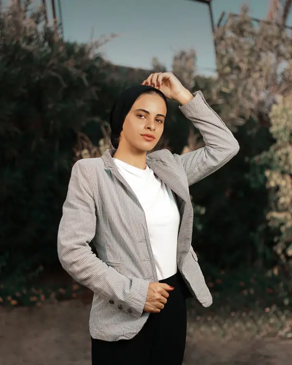 Người mẫu mặc blazer kẻ chì