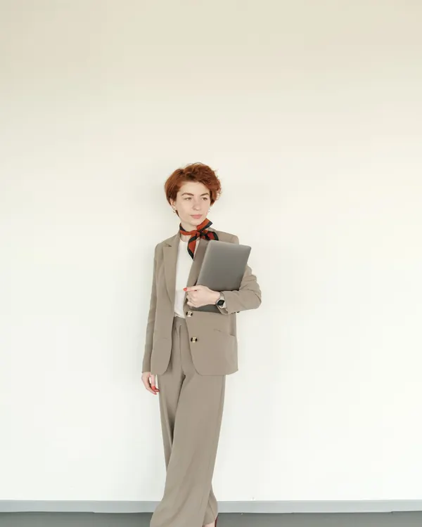 Người mẫu mặc set vest be 2 món