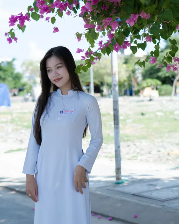 Người mẫu mặc áo dài lụa trắng tinh khôi