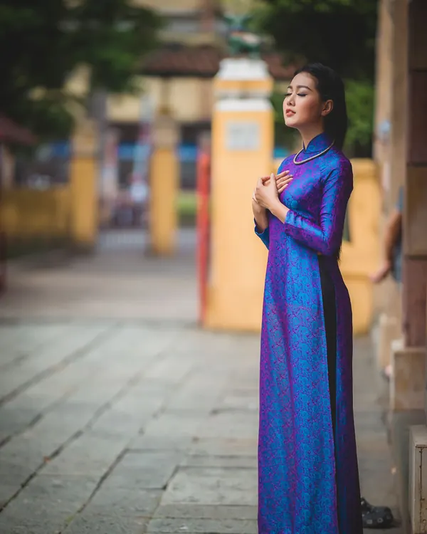 Người mẫu mặc áo dài gấm xanh hoàng gia