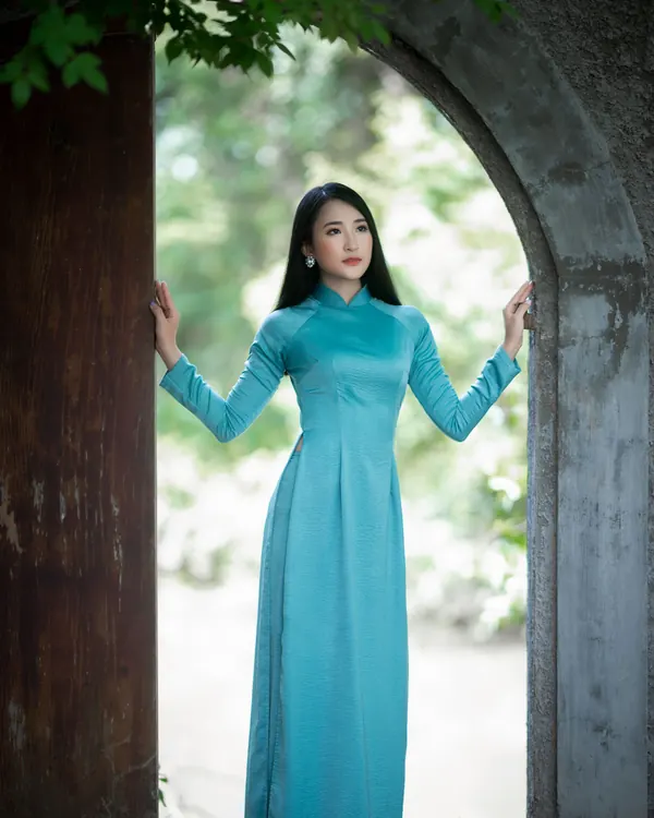 Người mẫu mặc áo dài xanh ngọc cổ cao