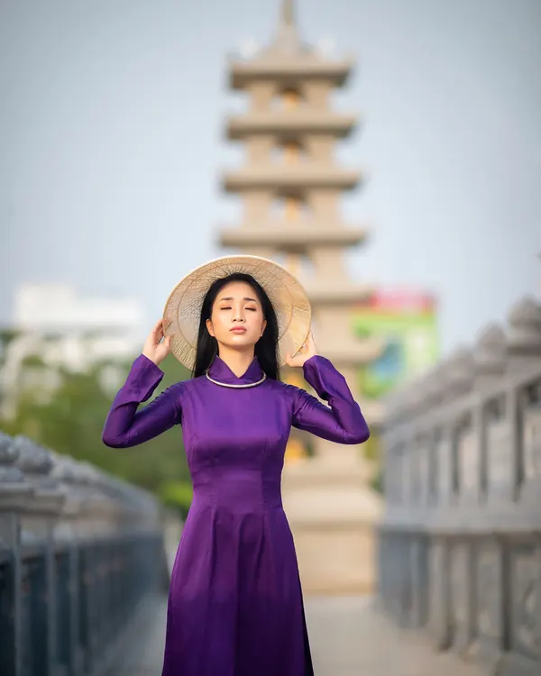 Người mẫu mặc áo dài tím huế