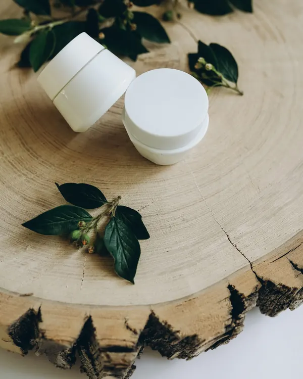 Mặt nạ đất sét nghệ đặt trên nền tự nhiên