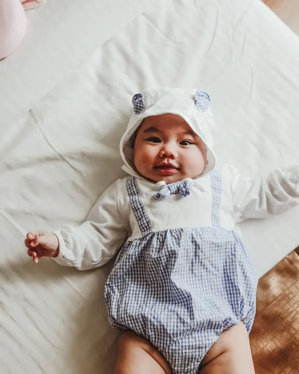 Bé mặc bộ body sơ sinh caro