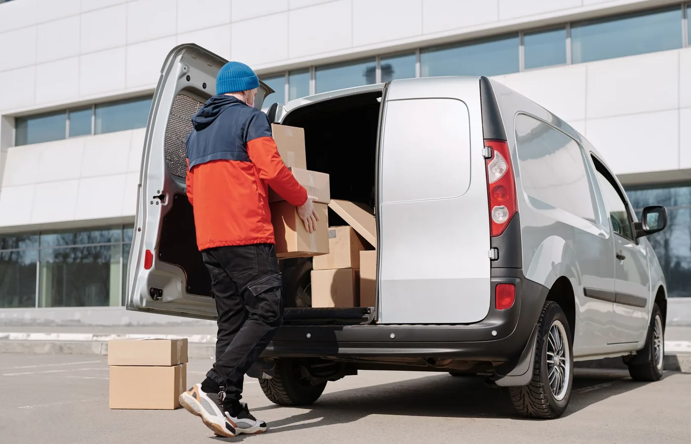 Nhân viên bốc thùng carton lên xe van