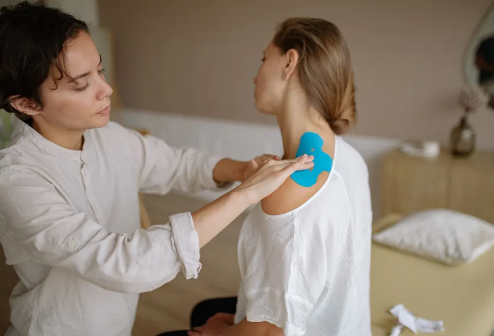 Phòng trị liệu sáng, có giường và dụng cụ tập