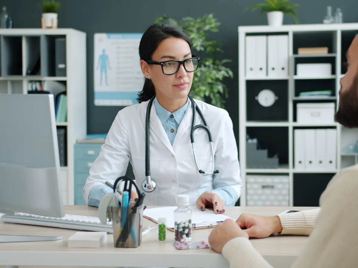 Bác sĩ trao đổi với người bệnh tại phòng khám