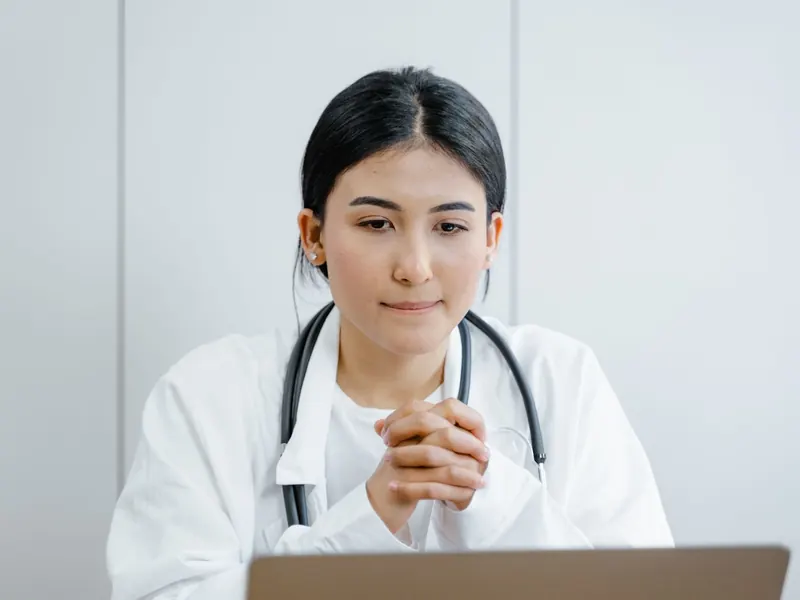 Bác sĩ tư vấn cho khách hàng
