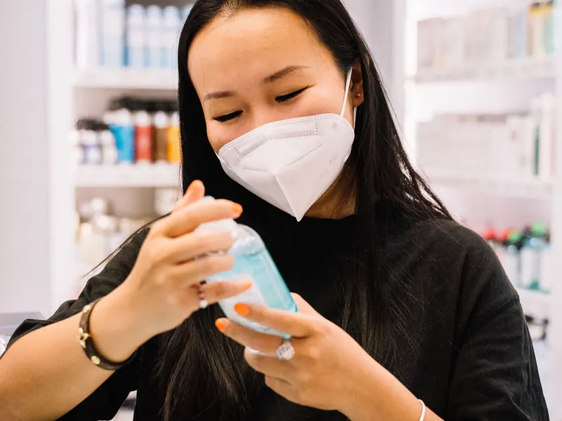 Dược sĩ kiểm tra hộp thuốc