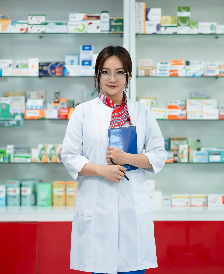 Dược sĩ đứng trước quầy thuốc
